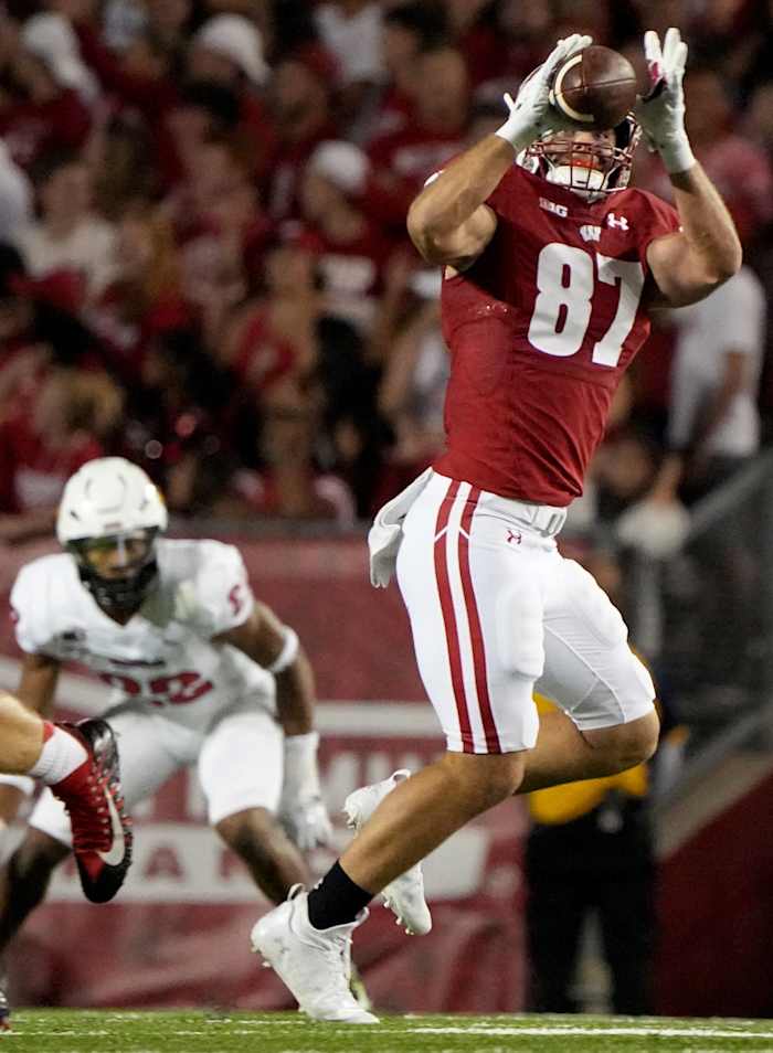 Wisconsin tight end Hayden Rucci catching a pass against Illinois State.